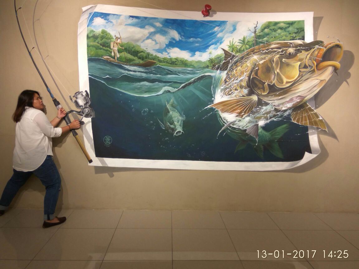 Image shows tourist at the interactive Borneo House Museum. Photo Credit: Henerita Saran
