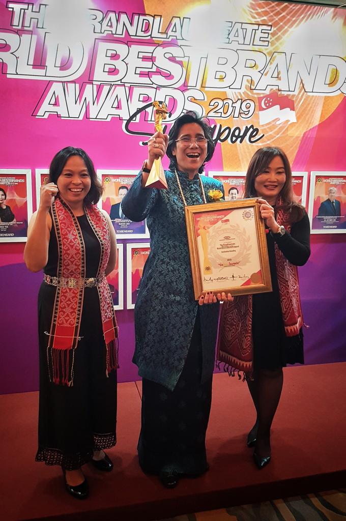 STB CEO, Sharzede (middle) with jubilant staff showing off the BrandLaureate World Best Brand Award 2019