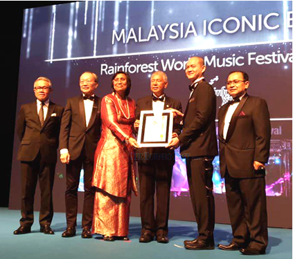 Sarawak Tourism Board CEO, Sharzede (third left) receiving the award during the Malaysia Business Event Award Night 2019.