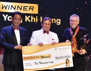 Picture shows the Chief Minister of Sarawak, Datuk Patinggi Abang Haji Johari Tun Openg (centre) presenting the Hornbill Special Award to Philip Yong (right), witnessed by the Minister of Tourism, Arts and Culture Sarawak, Datuk Haji Abdul Karim Rahman Hamzah.