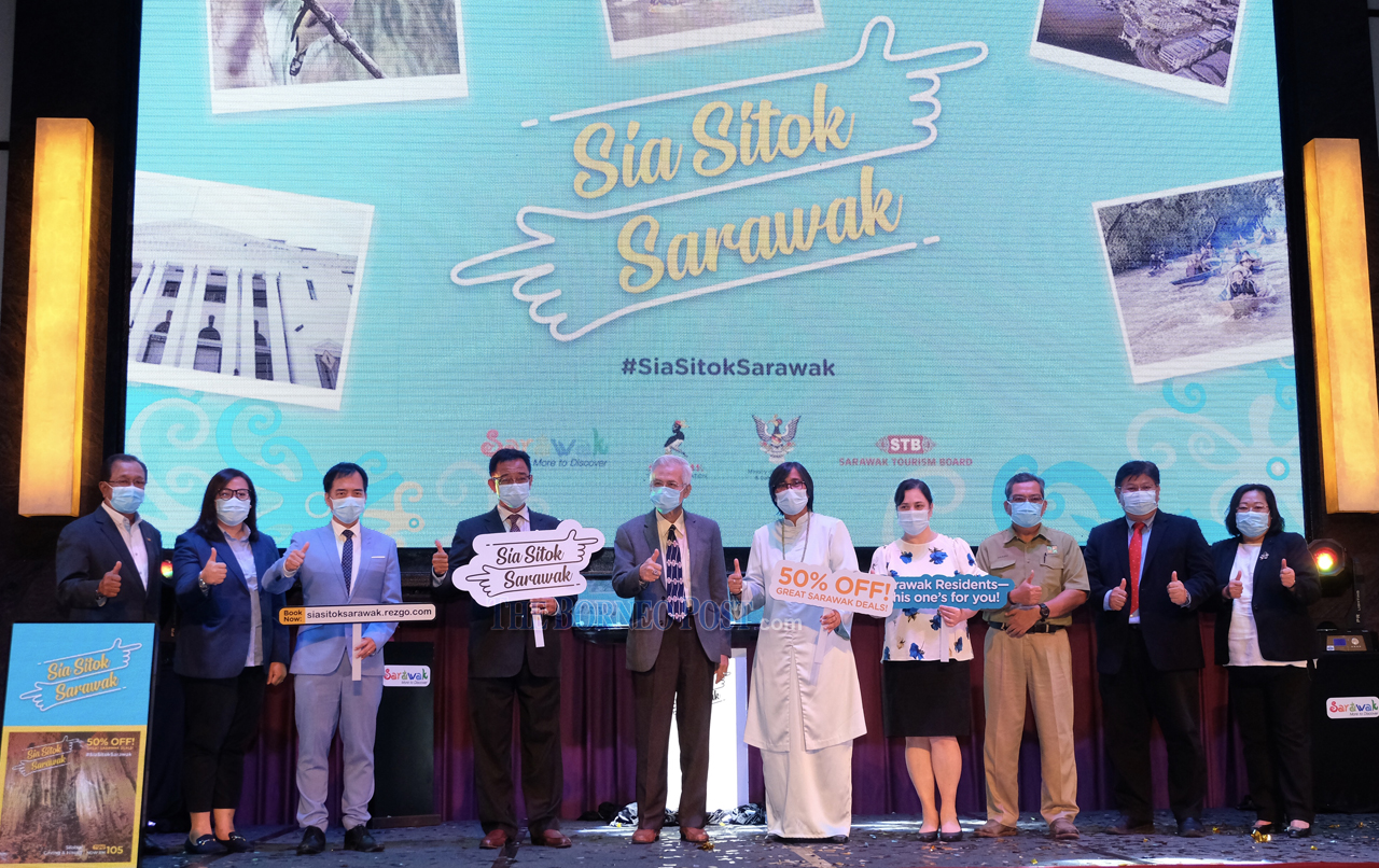 Photo shows The Minister of Tourism, Arts and Culture Sarawak, Datuk Abdul Karim Rahman Hamzah (fourth left) and former STB Chairman, Datuk Abdul Wahab Aziz, joined by STF President, Audry Wan Ulok (fourth right), STB CEO, Sharzede Datu Haji Salleh Askor (fifth right) and others during the launch.  (Photo by Muhammad Rais Sanusi)